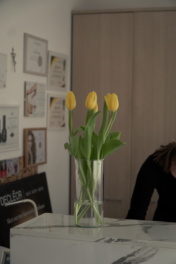 Žuti tulipani na mramornoj recepciji